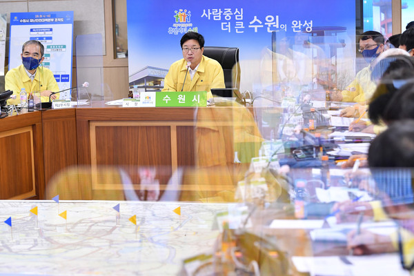 염태영 시장이 15일 ‘코로나19 대응 및 폭우·폭염 대책 관계부서 합동회의'를 주재한 자리에서 “경기도의 집합제한 명령 지침을 위반하는 종교시설은 곧바로 법적 조치 하라”고 지시하고 있다.(사진제공=수원시청)
