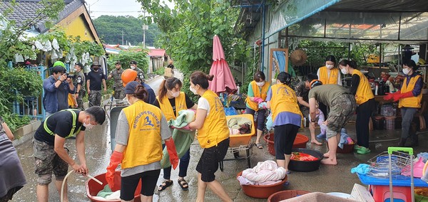하나님의교회 세계복음선교협회가 특별재난지역으로 선포된 전남 남원과 곡성, 강원도 철원 등지에서 수해복구 힘을 보탰다. 사진은 철원에서 수해복구 작업을 하고 있는 신자들. (사진제공=하나님의 교회)