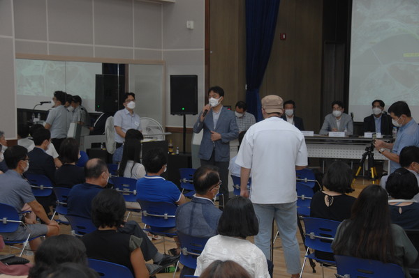 한국토지주택공사(LH)는 지난 13일 하남시 미사2동행복지센터 3층 대강당에서 ‘한강교량 전문가 토론회’를 개최했다.