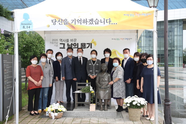성남시의회 시의원들은 지난 14일 일본군 ‘위안부’ 피해자 기림의 날을 맞아 성남시청 평화의 소녀상 앞에서 열린 추모식에 참석했다. (사진제공=성남시의회)