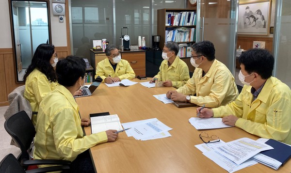 이재정 경기도교육감은 지난 16일 오후 사회부총리-경기·서울·인천·부산 교육감 긴급 화상회의를 진행한 뒤 도교육청 남부청사에서 후속 대책회의를 주재했다. (사진제공=경기도교육청)