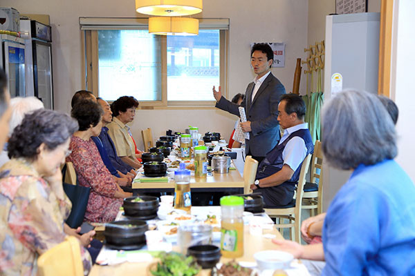 김종천 과천시장은 지난 15일 지역 모 음식점에서 ‘제75주년 광복절’을 맞아 독립유공자 유족 14명을 초청해 오찬 간담회를 가졌다. (사진제공=과천시청)