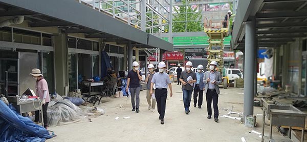 지난 14일 권선시장 시설환경 개선사업 현장에서 수원시와 민간 전문가들이 사전준공검사를 실시하고 있다. (사진제공=수원시청)