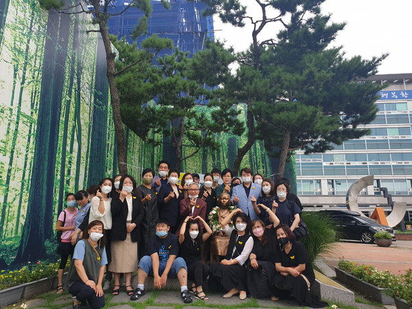 오산평화의소녀상 건립 시민단체는 제8차 세계일본군 ‘위안부’ 기림일 및 오산평화의소녀상 제막 4주년을 기념하여 기념식을 개최했다. (사진제공=오산시청)