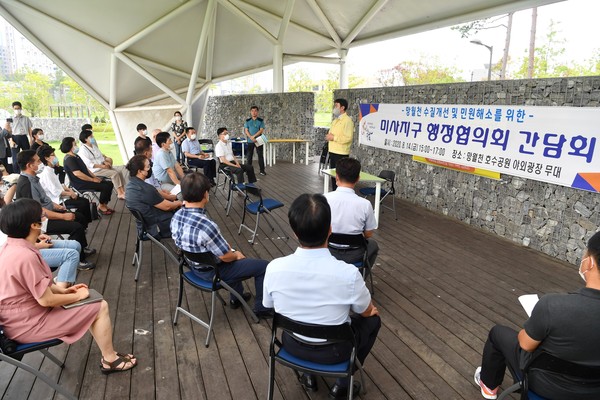 김상호 하남시장은 지난 14일 미사지구 망월천 수질개선을 위해 지역 주민들과의 간담회에 참석했다. (사진제공=하남시청)
