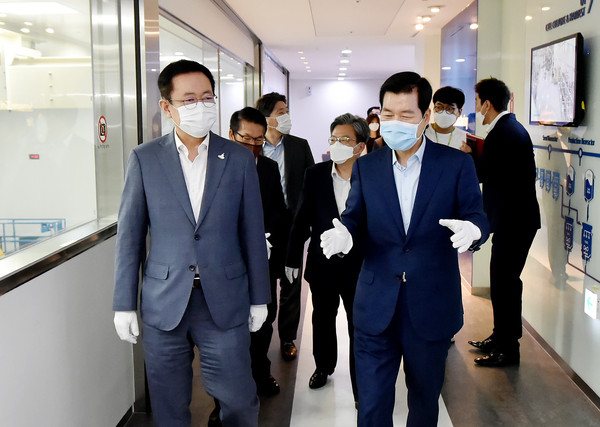 박남춘 인천시장이 18일 송도 삼성바이오로직스를 방문해 김태한 대표이사와 삼성바이오로직스 제4공장 증설 계획 발표와 관련해 협력방안을 논의하고 있다. (사진제공=인천시청)