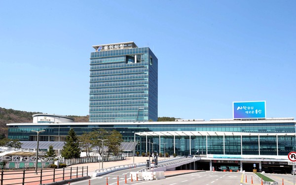 용인시가 관내 31개 주민자치센터와 3개구 노인‧장애인 복지관, 852개 경로당, 처인구 원삼면 농촌테마파크를 2주간 운영을 중단한다. 사진은 용인시청 전경. (사진제공=용인시청)