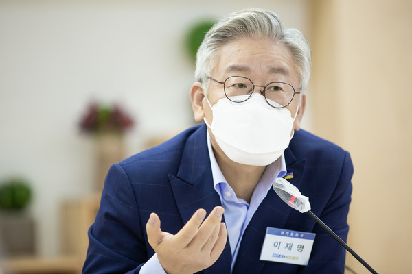 19일 오후 경기도청 신관2층 상황실에서 이재명 경기도지사, 엄태권 경기도 자동차매매사업조합장 및 관계자들이 중고차 시장 개선을 위한 전문가 간담회가 열리고있다. (사진제공=경기도청)