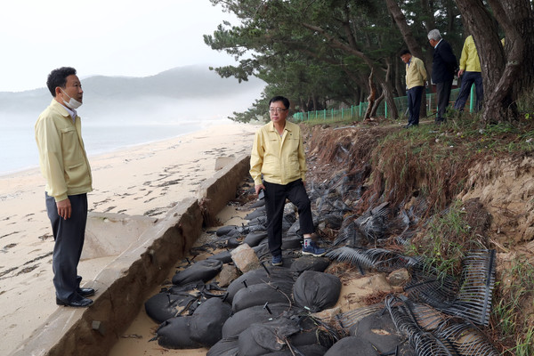 장정민 옹진군수가 덕적면 진리해변 폭우피해 현장을 방문해 점검하고 있다. (사진제공=옹진군청)