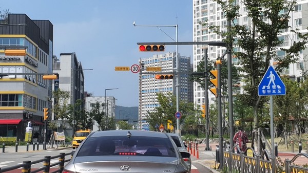 안성시는 어린이들의 안전한 등하교길을 확보하기 위해 10월까지 관내 초등학교 스쿨존에 무인교통단속카메라의 설치를 완료할 예정이다. (사진제공=안성시청)