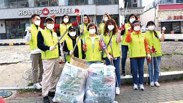 김기정 수원시의회 부의장과 지역 주민들이 환경 정화 활동을 하고 있다. (사진제공=수원시청)