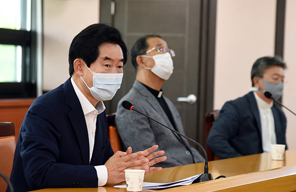 의정부시는 코로나19의 예방 및 확산을 차단하기 위해 교회, 성당, 사찰 등 종교계 대표들과 긴급 비상대책 간담회를 개최했다. (사진제공=의정부시청)