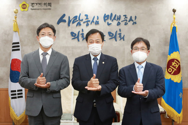 장현국 경기도의회 의장(가운데)이 20일 도의회를 방문한 오인서 수원고등검찰청 검사장(왼쪽)과 문홍성 수원지방검찰청 검사장 등 검찰급 고위인사를 접견했다. (사진제공=경기도의회)