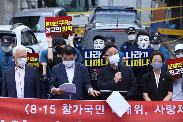 사랑제일교회 측이 21일 오전 서울 성북구 사랑제일교회 인근에서 기자회견을 열고 있다. (사진=장민호 기자)