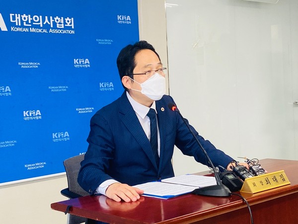 최대집 의협 회장이 21일 서울 용산구 의협 임시회관에서 기자회견을 열고 발언하고 있다. (사진=대한의사협회 제공)