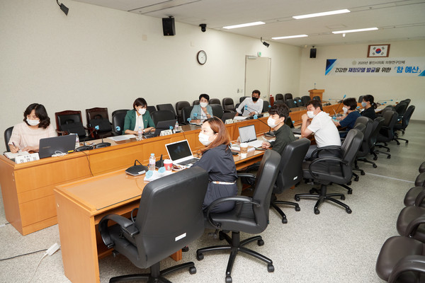 용인시의회 의원연구단체인 참예산의원들이 세미나 특강을 경청하고 있다. (사진제공=용인시의회)