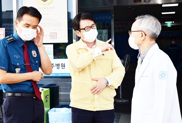 파주시는 경기도의료원 파주병원에 대한 경비를 대폭 강화하고, ‘코로나19‘로 인해 격리 치료중인 확진자들의 탈출 방지를 위해 최종환 시장과 파주경찰서장·파주병원장 등이 머리를 맞대고 경비강화 방안을 논의했다. (사진제공=파주시청)