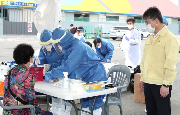 중구는 21일 오전 8시부터 내항8부두 개방구역(북성동1가 4-251)에 코로나19 집단검사소를 운영하고 있다. (사진제공=중구청)