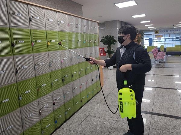 의왕도시공사는 최근 코로나19 확진자가 급속하게 늘어남에 따라 실내외 다중 이용시설을 상황 종료 시까지 임시 휴장하기로 했다. 사진은 부곡스포츠센터를 소독하고 있는 모습. (사진제공=의왕도시공사)