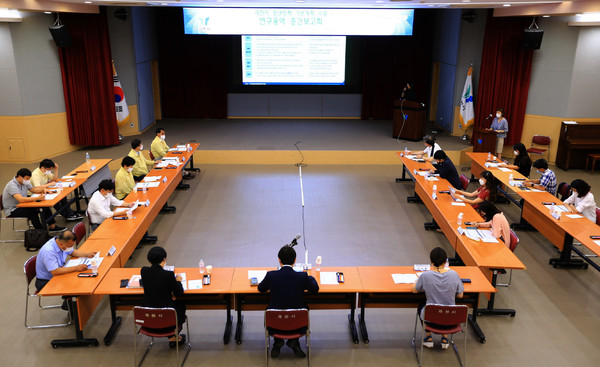 과천시는 지난 21일 시청 대강당에서 김종천 과천시장과 시 청년정책위원회 위원 등이 참석한 가운데 ‘청년정책 기본계획 수립’을 위한 연구용역 중간보고회를 열었다. (사진제공=과천시청)