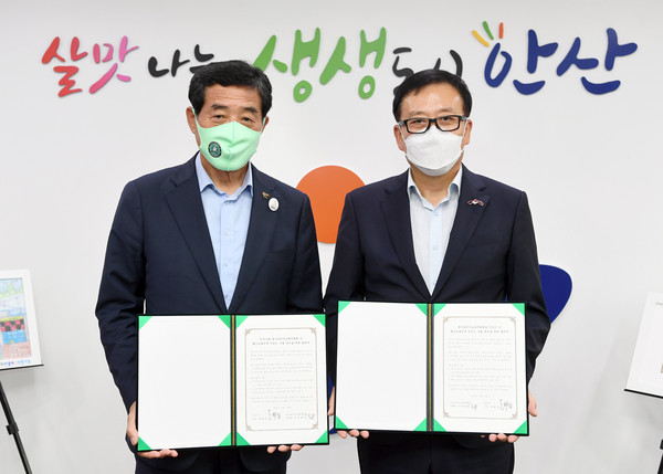 윤화섭 안산시장이 지난 20일 안산혁신교육지구 시즌3 합의서를 체결했다. (사진제공=안산시청)