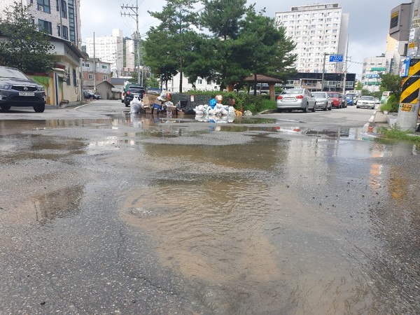 지난 22일 밤 10시경 처인구 마평동 740-70 앞 도로에 매몰된 수도관이 파열. (사진=허찬회 기자)