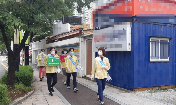 의정부시는 사회적거리두기 2단계 격상에 따라 코로나19 지역확산 방지를 위한 생활수칙 준수를 위해 자생단체를 중심으로 지난 20일부터 사회적 거리두기 범시민 캠페인을 실시했다. (사진제공=의정부시청)