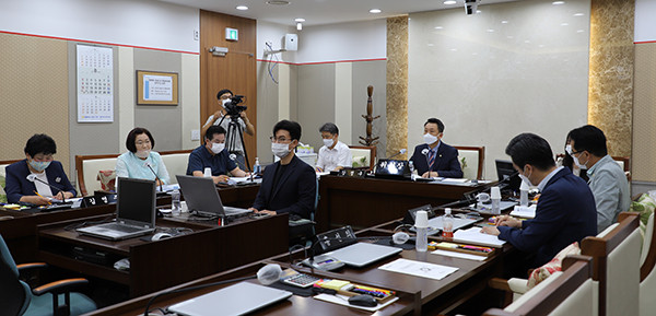 평택시의회 평택호 관광단지 특별위원회는 지난 21일 평택시의회 2층 산업건설위원회 회의실에서 평택호 관광단지 개발사업의 추진사항을 점검했다. (사진제공=평택시의회)