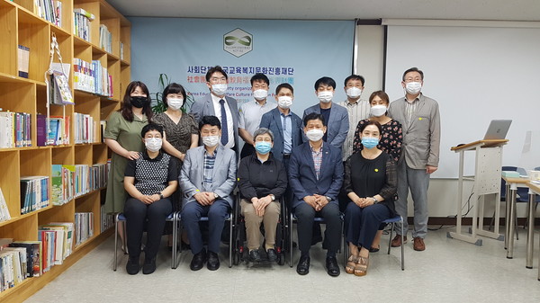 경기도의회 안전행정위원회 김원기 의원은 지난 22일 의정부시 소재 한국교육복지문화진흥재단 회의실에서 개최된 코로나 위기 극복 정담회에서 비대면 평생교육 프로그램 개발의 필요성을 강조했다. (사진제공=경기도의회)