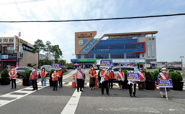 고양시 덕양구 관산동은 최근 코로나19의 지역사회 확산에 따라 관산동 통장협의회 등 직능단체 20여명과 함께 ‘올바른 마스크 쓰기’ 캠페인을 펼쳤다. (사진제공=고양시청)