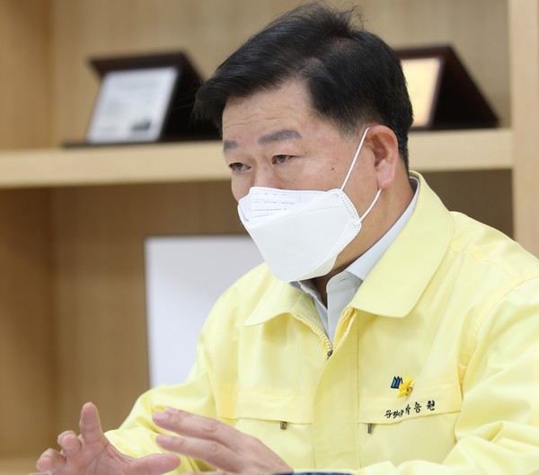 박승원 광명시장은 “전국적으로 확진자가 늘어나 의료진과 병상이 부족한 심각한 상황이 오지 않도록 이 위기를 잘 극복해야 한다”며 “마스크를 반드시 써달라”고 당부했다. (사진제공=광명시청)