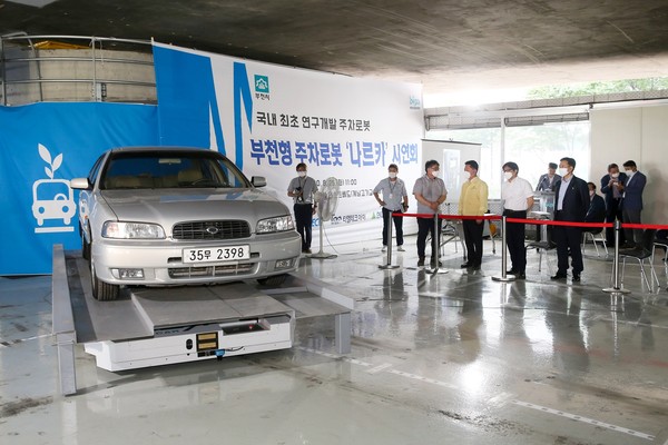 25일 주차로봇 테스트베드(계남고가교 하부)에서 진행된 나르카 시연회에 참석한 장덕천 부천시장. (사진제공=부천시청)