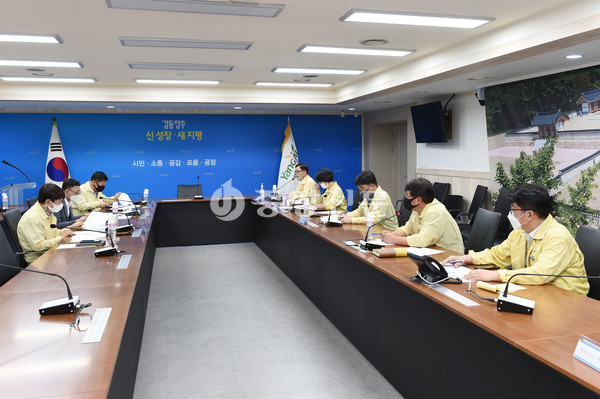 양주시는 25일 시청 상황실에서 소속 공무원의 코로나19 확진과 관련 후속대책 마련을 위한 긴급 점검 회의를 개최했다. (사진제공=양주시청)