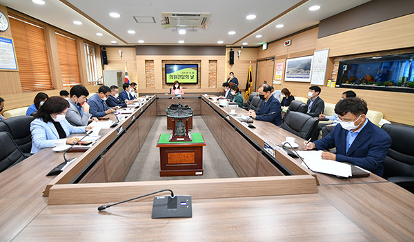 포천시의회 손세회 의장은 집행부 관계자들과 간담회를 개최한 가운데 시가 추진하고 있는 사업 전반에 관해 보고를 받고, 이에 따른 개선방안을 논의했다. (사진제공=포천시의회)