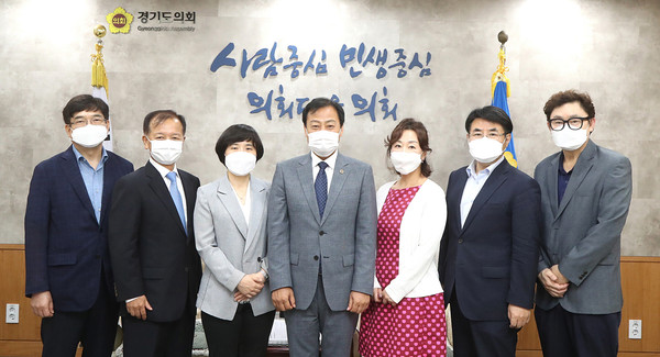 경기도의회는 지난 24일 의장 집무실에서 예산정책위원회 위촉식을 개최하고 위원 6명에게 위촉장을 수여했다. (사진제공=경기도의회)