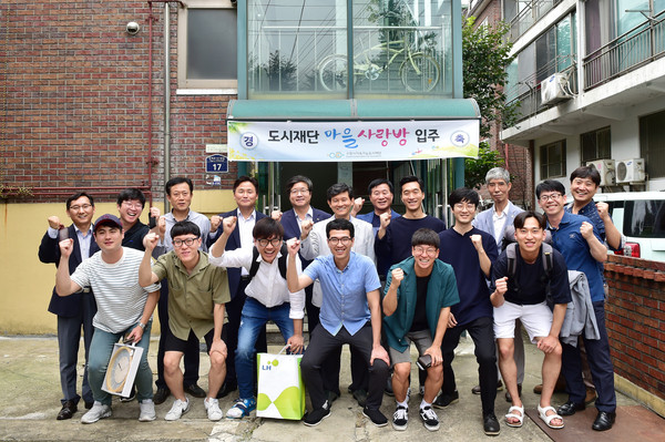 2017년 7월 영화동 마을사랑방을 만들어 입주한 영화마을 계획단. (사진제공=수원시청)