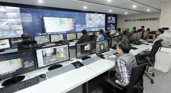 광주시 'CCTV 통합관제센터'가 주거침입 용의자를 추적, 경찰과 공조해 신속히 검거하는데 일조하고 있다. 사진은 광주시 'CCTV 통합관제센터' 근무 모습. (사진제공=광주시청)