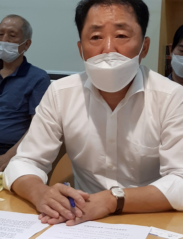 나경렬 과천 공공주택지구 통합대책위원회 수석 공동위원장이 “정부의 일방적인 강제수용으로 인해 주민들이 억울하게 피해를 당하고 있다”며 “토지(건물 포함) 보상비를 추정 용지비로 증액해 보상하라”고 주장하고 있다.(사진=권광수 기자)