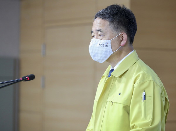 박능후 보건복지부장관이 26일 오전 8시를 기해 서울·경기·인천에 소재한 수련병원에 근무 중인 전공의·전임의를 대상으로 즉시 환자 진료 업무에 복귀할 것을 명령하고 있다.(사진제공=보건복지부)