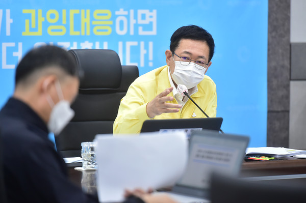 박남춘 인천시장이 26일 시청 재난상황실에서 열린 대면회의와 영상회의를 접목한 ‘시민안전정책 회의’에서 분야별 사전 점검사항을 논의하고 있다. (사진제공=인천시청)