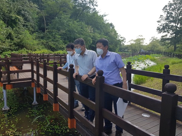 홍인성 중구청장은 지난 25일 영종국제도시 공항신도시에 위치한 ‘안골유수지 연꽃단지’리모델링 현장을 시찰했다. (사진제공=중구청장)