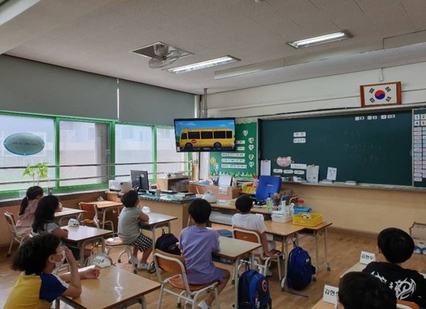 서구는 지난 7월부터 지역 내 45개 초등학교 1학년을 대상으로 자체 제작한 영상 콘텐츠를 활용한 어린이 교통안전교육을 모두 완료했다 26일 밝혔다. (사진제공=서구청)