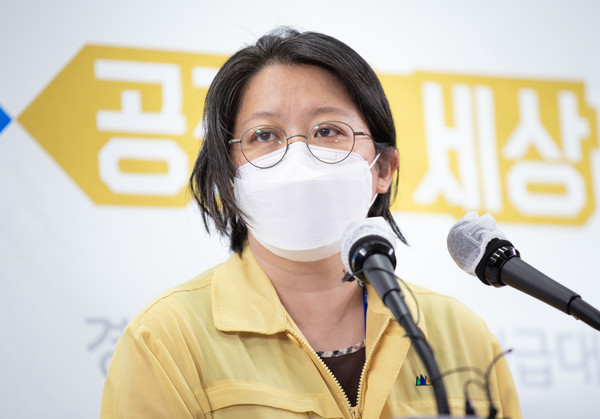 26일 오후 경기도청 브리핑룸에서 이희영 경기도 코로나19 긴급대책단 공동단장(분당서울대학교병원 공공의료사업단 교수)이 온라인 브리핑으로 코로나19 긴급대책단 정례브리핑을 하고있다. (사진제공=경기도청)
