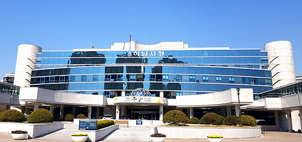 하남시는 코로나19가 재 확산됨에 따라 청사 방역을 강화하기 위해, 민원실 방문 민원을 제외한 모든 청사 내방 민원을 시청 대회의실에서 상담·처리할 계획이다. 사진은 하남시청 전경. (사진=중앙신문DB)