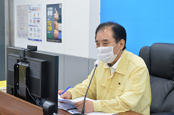 박윤국 포천시장은 지난 25일 태풍 바비로 인한 농작물 낙과 방지와 시설물 피해 예방에 따른 관계자 긴급 대책 회의를 열었다. (사진제공=포천시청)