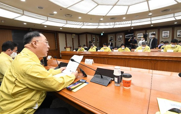 홍남기 경제부총리 겸 기획재정부 장관은 27일 “중소기업·소상공인의 어려움이 가중될 수 있는 상황인 만큼, 앞으로 대출 만기연장과 이자상환 유예조치 연장을 결의할 것”이라고 말했다.(사진=기재부)
