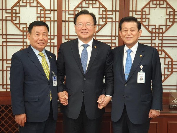 강화군은 강화~계양 간 고속도로 건설사업이 기획재정부 예비타당성 조사를 통과해 사업이 본격화된다고 27일 밝혔다. 사진은 2018.11 김부겸 행안부장관과 면담. (사진제공=강화군청)