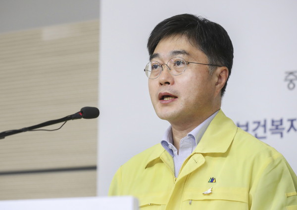 운태호 보건복지부 공공보건정책관(중앙사고수습본부 방역총괄반장)이 27일 열린 정례브리핑에서 “현재 코로나19 위기상황 속에서 응급실과 중환자실에 있는 환자분들의 불안이 매우 커지고 있다”며 “한시라도 빨리 치료가 필요한 응급환자와, 수술이 연기돼 애를 태우는 암 환자 등의 목소리를 외면하지 말고 환자의 생명을 지키는 의사로서의 본분과 사명을 다해줄 것"을 촉구하고 있다. (사진제공=보건복지부)