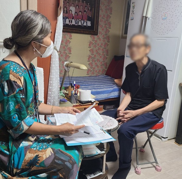 안산시는 안산형 지역사회 통합돌봄 노인분야 선도사업의 일환으로 어르신들의 올바른 약물 복용을 돕기 위해 ‘안산형 가정방문 약사 복약지원 시범사업’을 추진하고 있다. (사진제공=안산시청)