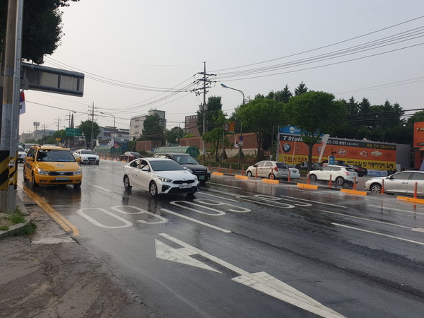 수원종합운동장 앞 설치된 자동노면살수 시스템. (사진제공=수원시청)